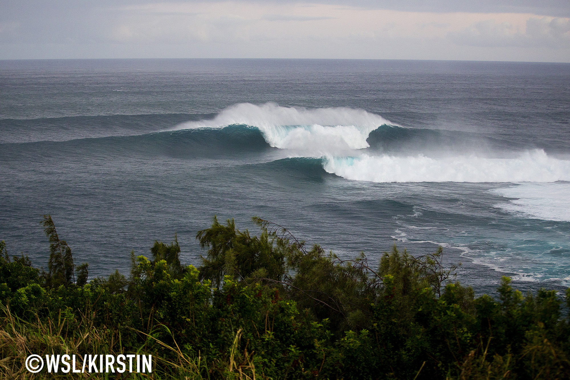 Huge set rolls through Peahi