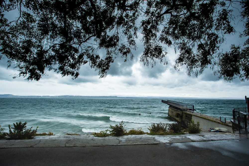 Landlocked surfing