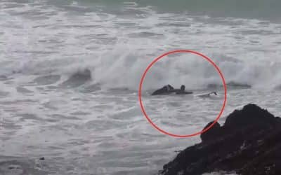 Beginner surfers Fistral rock rescue.