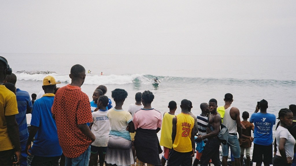 “We the surfers” – local Liberian surfers are trying to change their fate and that of their village by creating a surf club